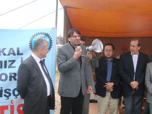 ICEM, IUF ve ITF temsilcileri, Unilever depoları önünde 147 gündür direnen TÜMTİS üyesi işçileri ziyaret etti