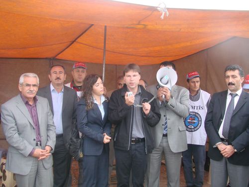 ICEM, IUF ve ITF temsilcileri, Unilever depoları önünde 147 gündür direnen TÜMTİS üyesi işçileri ziyaret etti