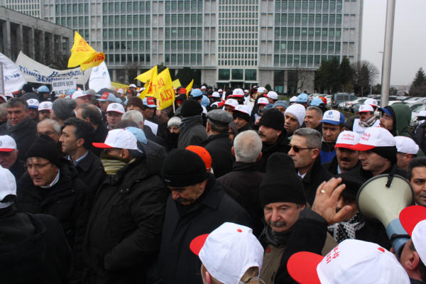 'Yandaş sendika sevdanızdan vazgeçin'