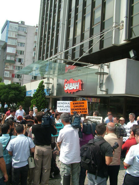 TGS oturma eylemi yaptı