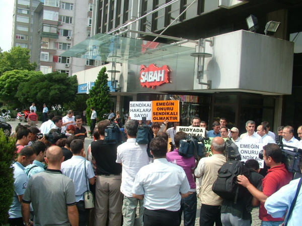 TGS oturma eylemi yaptı