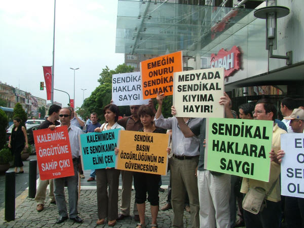 TGS oturma eylemi yaptı