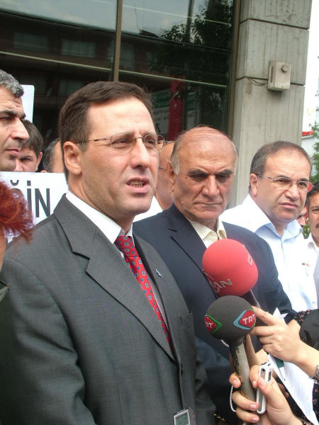 TGS oturma eylemi yaptı