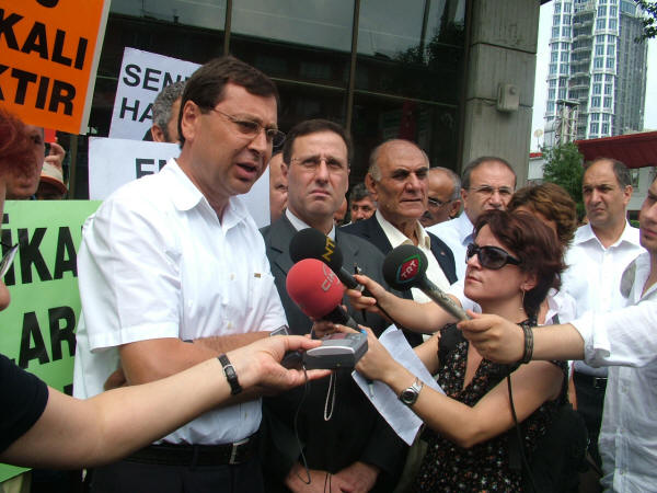 TGS oturma eylemi yaptı