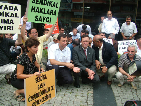 TGS oturma eylemi yaptı