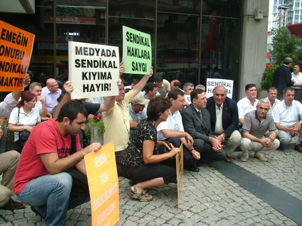 TGS oturma eylemi yaptı