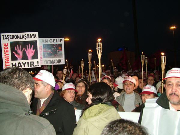 Tekel işçileri için meşaleli yürüyüş