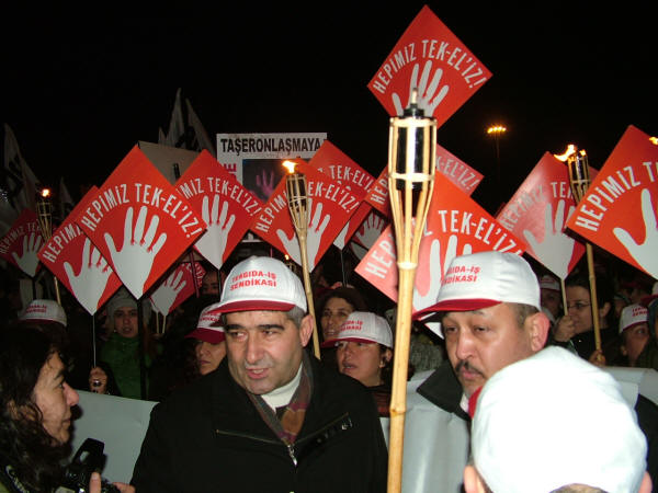 Tekel işçileri için meşaleli yürüyüş
