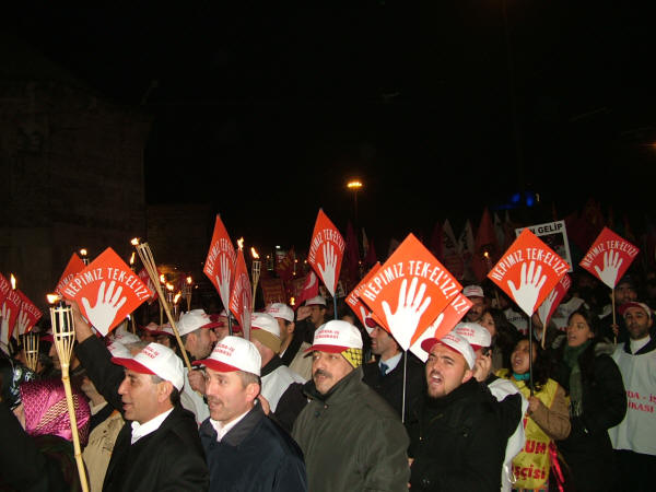 Tekel işçileri için meşaleli yürüyüş