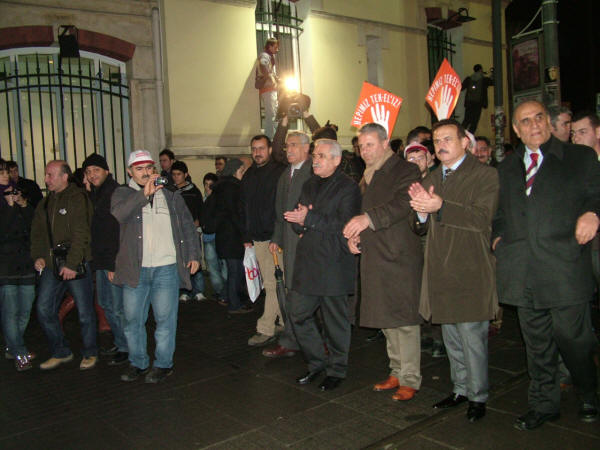 Tekel işçileri için meşaleli yürüyüş