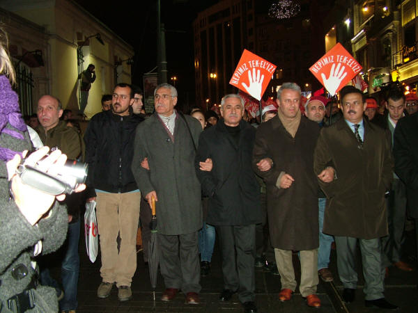 Tekel işçileri için meşaleli yürüyüş