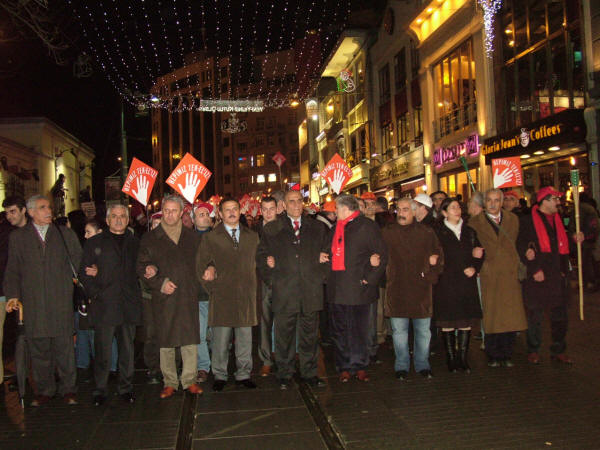 Tekel işçileri için meşaleli yürüyüş