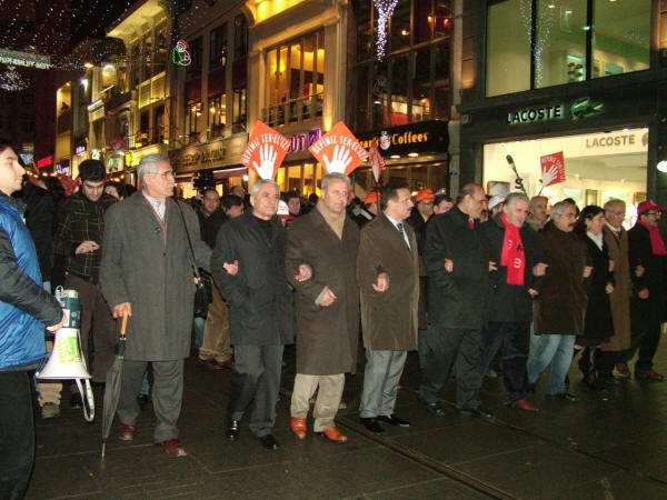 Tekel işçileri için meşaleli yürüyüş