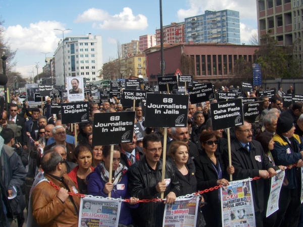 Ankara'da 'Gazetecilere Özgürlük' yürüyüşü