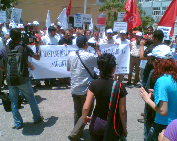 Kamu hastane birlikleri ve tam gün yasa tasarısı eylemi