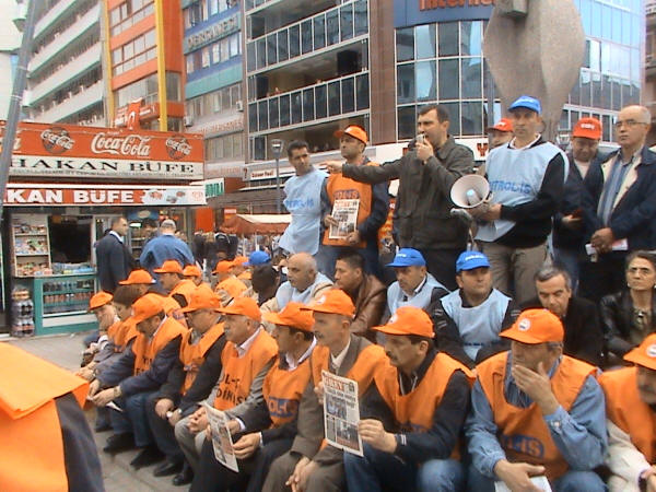 Oturma eylemine devam ediyoruz