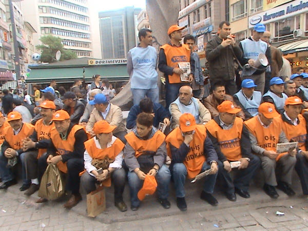 Oturma eylemine devam ediyoruz