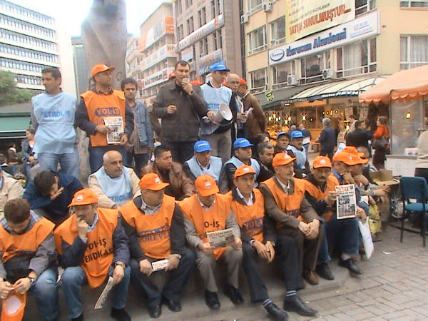 Oturma eylemine devam ediyoruz