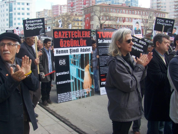 Ankara'da 'Gazetecilere Özgürlük' yürüyüşü