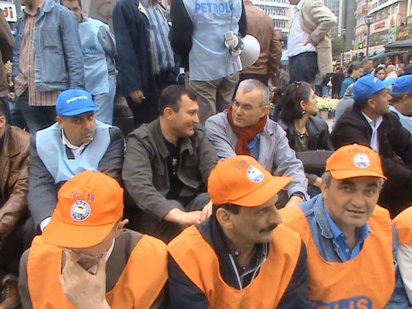 Oturma eylemine devam ediyoruz