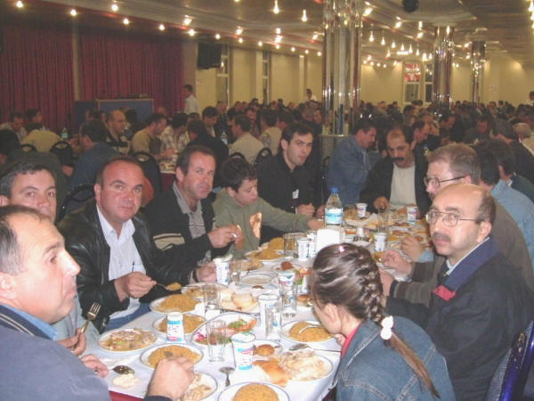 Petrol-İş'ten üyelerine iftar yemeği