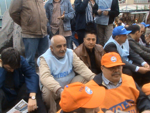 Oturma eylemine devam ediyoruz