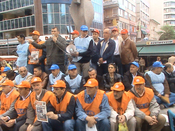 Oturma eylemine devam ediyoruz