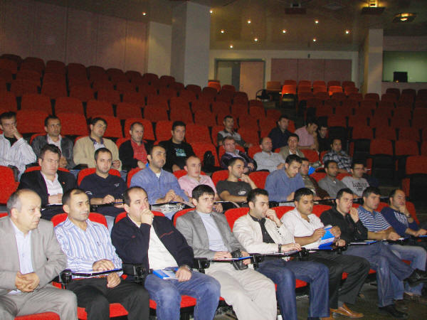 Üyelerimizden 'daha fazla iç örgütlenme' çağrısı