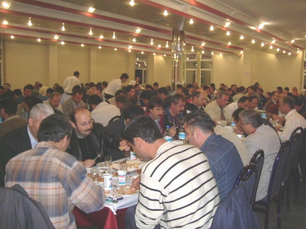 Petrol-İş'ten üyelerine iftar yemeği