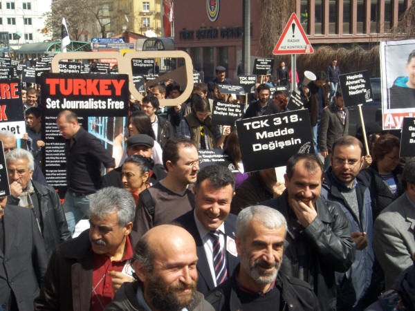 Ankara'da 'Gazetecilere Özgürlük' yürüyüşü