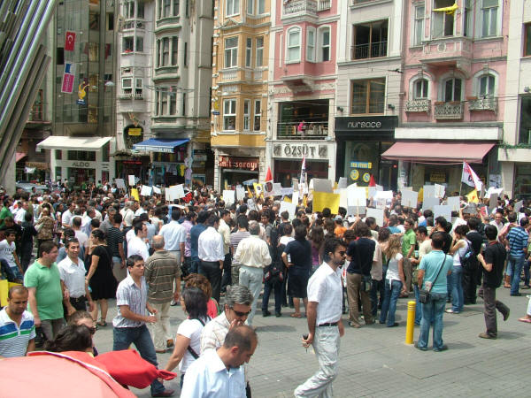 Hayat Tv'nin kapatılması protesto edildi