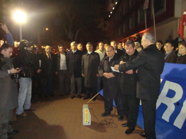 AKP İl binası önünde eylem