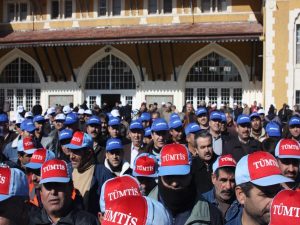 Tekel işçilerine destek için bir günlük iş bırakma eylemi