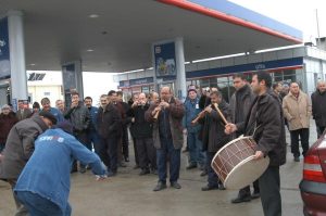 Tüpraş ihalesinin yargıdan dönmesini işçiler sevinçle karşıladı
