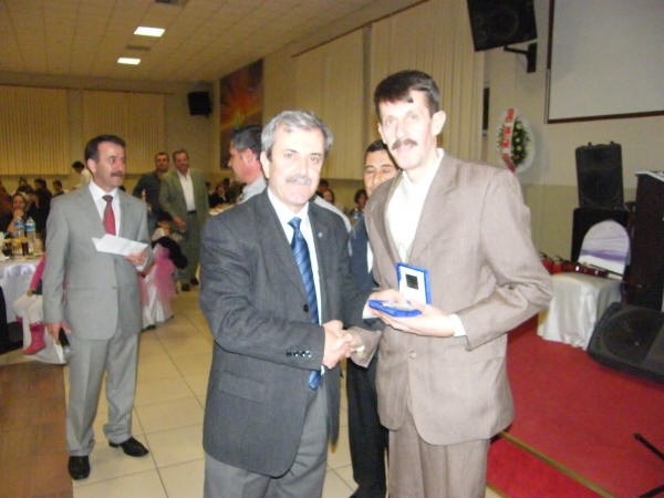 Dayanışma gecesinde emeklilere plaket