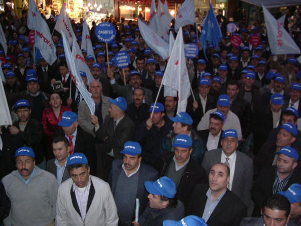 TİS eyleminde Türk-İş’e öfke