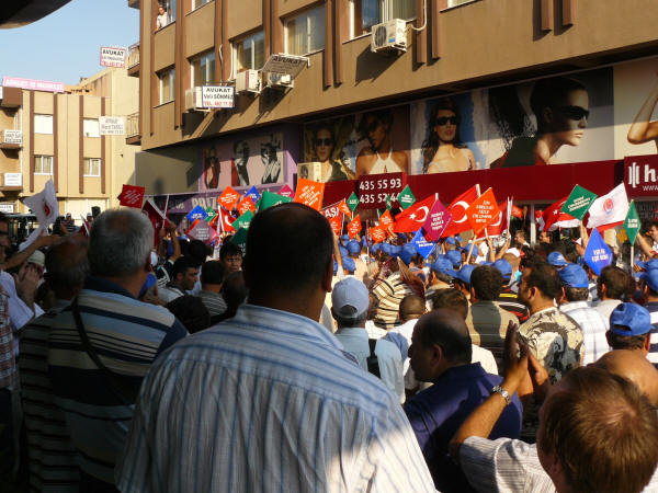 AKP İl ve İlçe binalarına yürüyüş