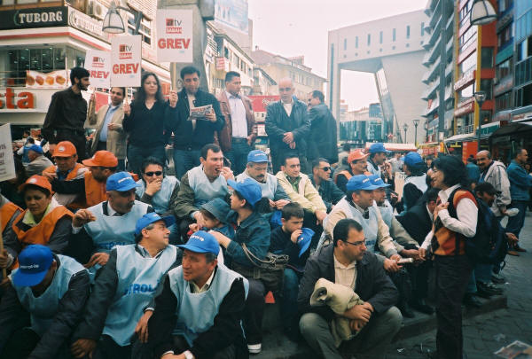 TİS’lere yönelik oturma eylemine devam edildi