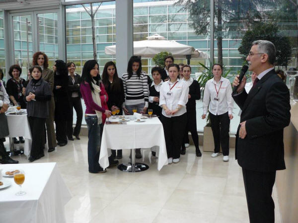 8 Mart kadın üyeleriyle birlikte kutladı