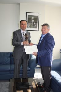 Tekgıda-İş’den Petrol-İş’e anıt heykel