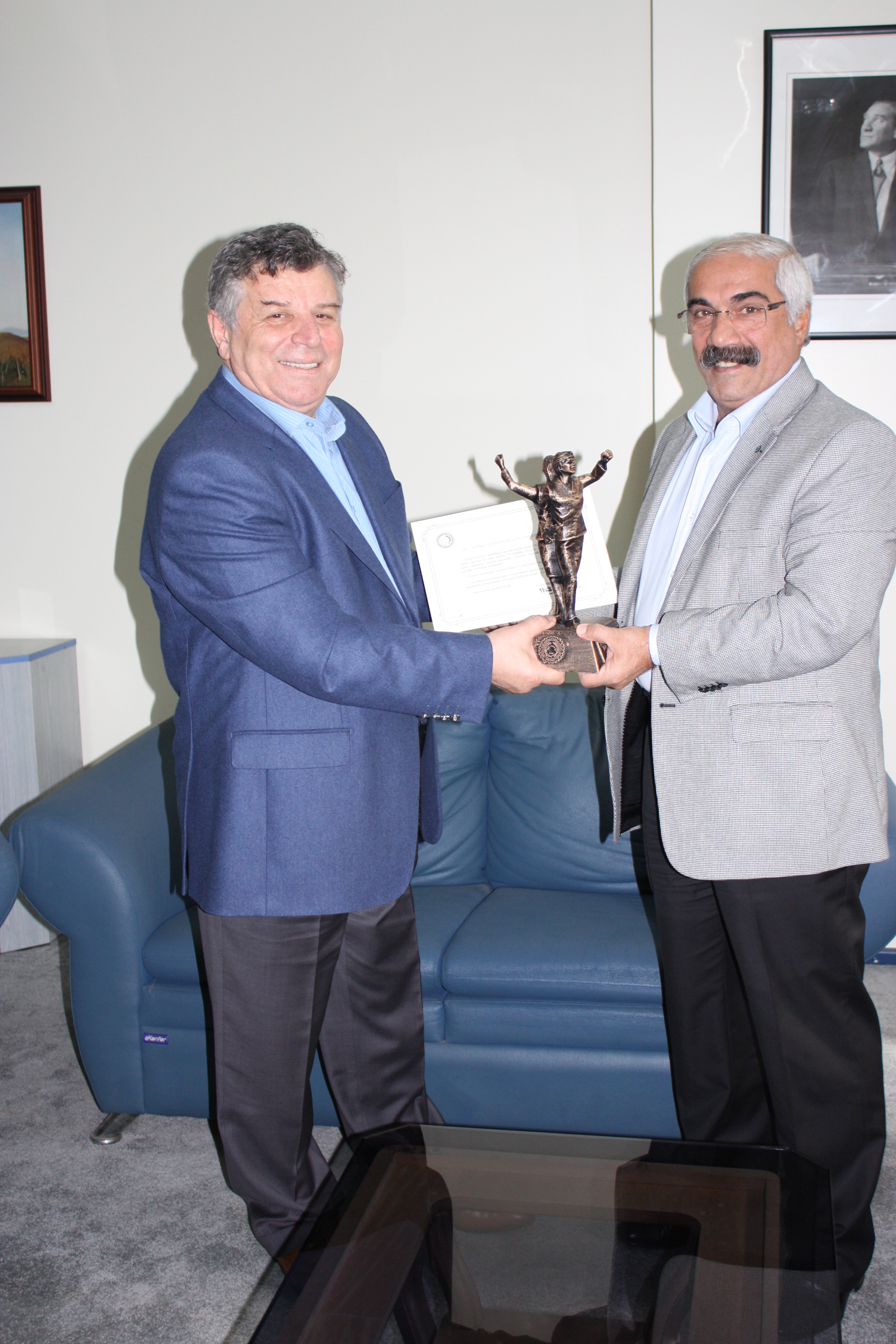 Tekgıda-İş'den Petrol-İş'e anıt heykel