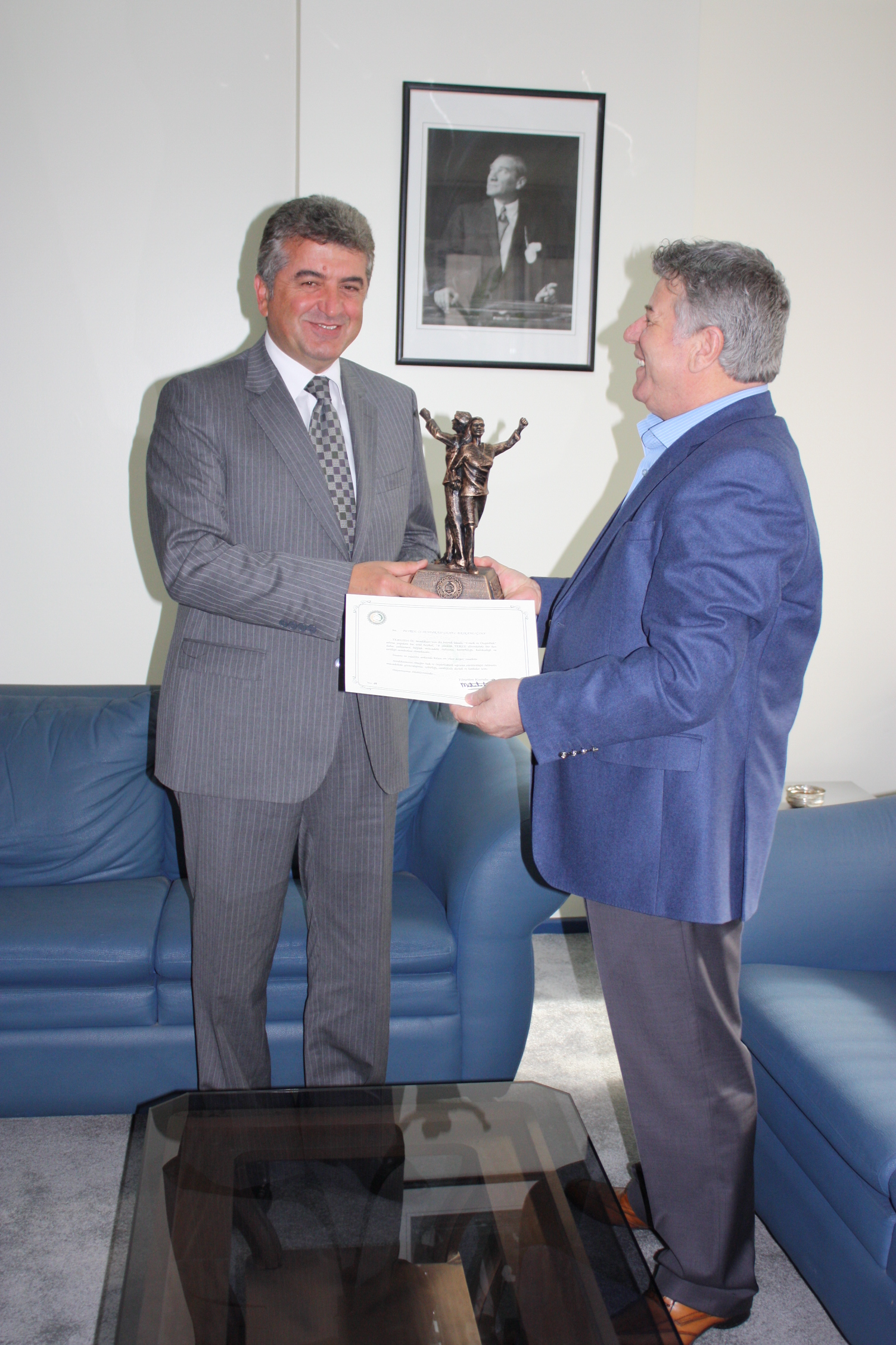 Tekgıda-İş'den Petrol-İş'e anıt heykel