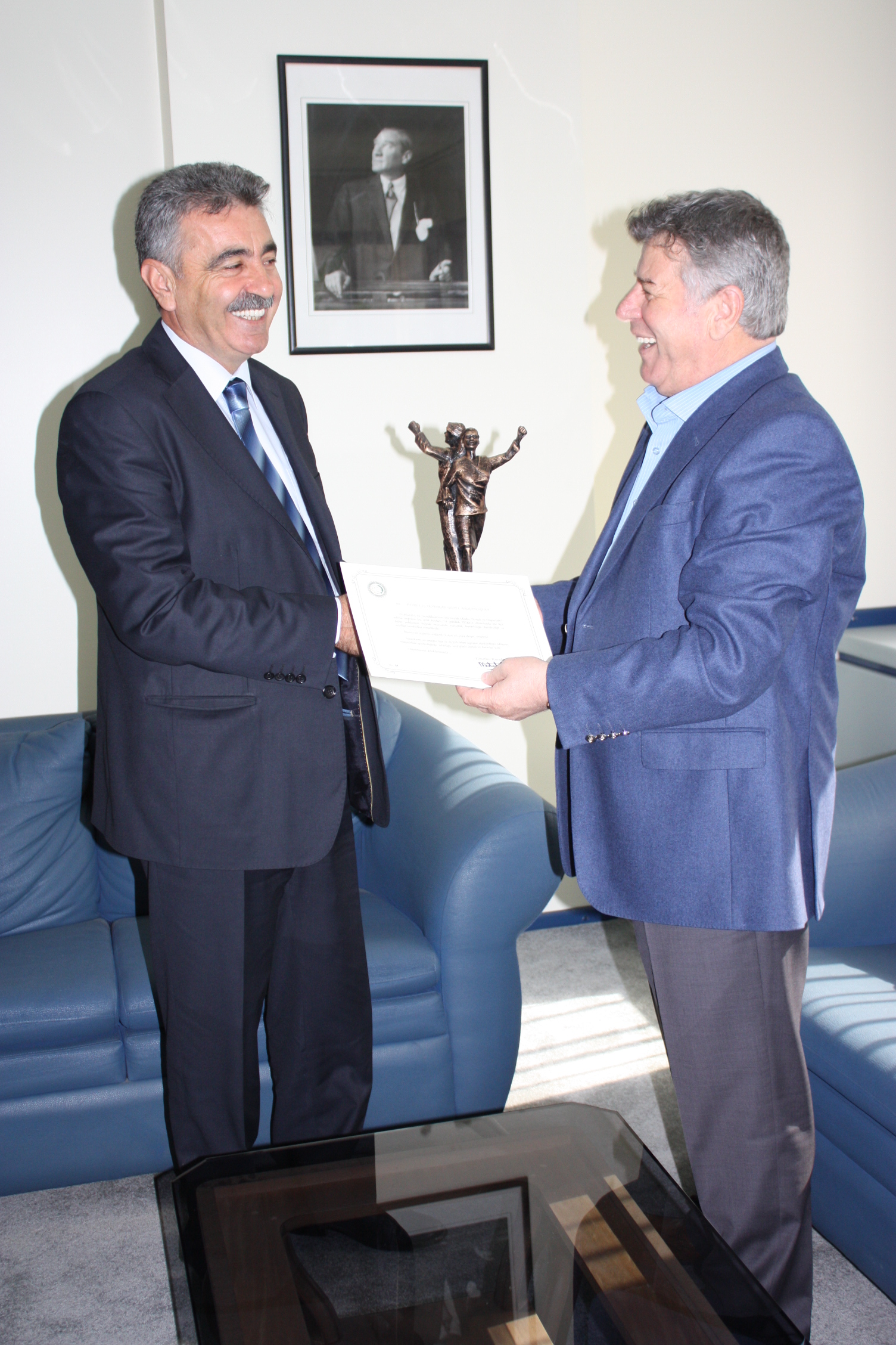 Tekgıda-İş'den Petrol-İş'e anıt heykel