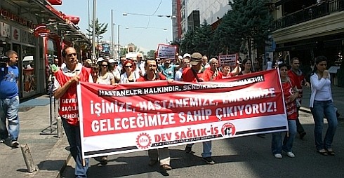 Hastaneye dava açan işçiler işten çıkartıldı