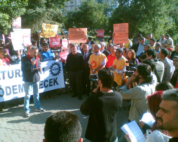 Adana'da işten çıkarmaları ve zamları protesto eylemi