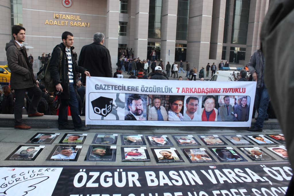 SGBP'den tutuklu gazetecilere destek...