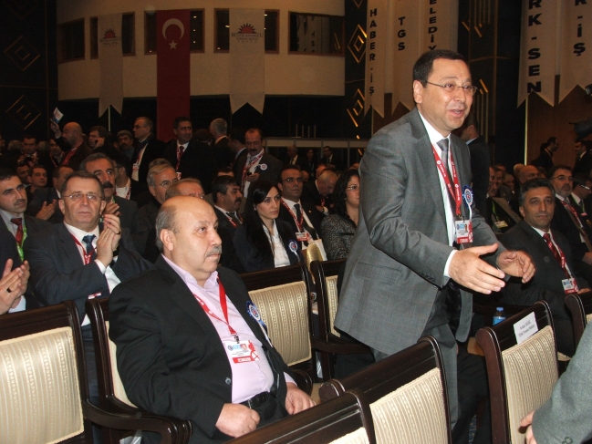 Delege dışındaki konukları salondan çıkartırız