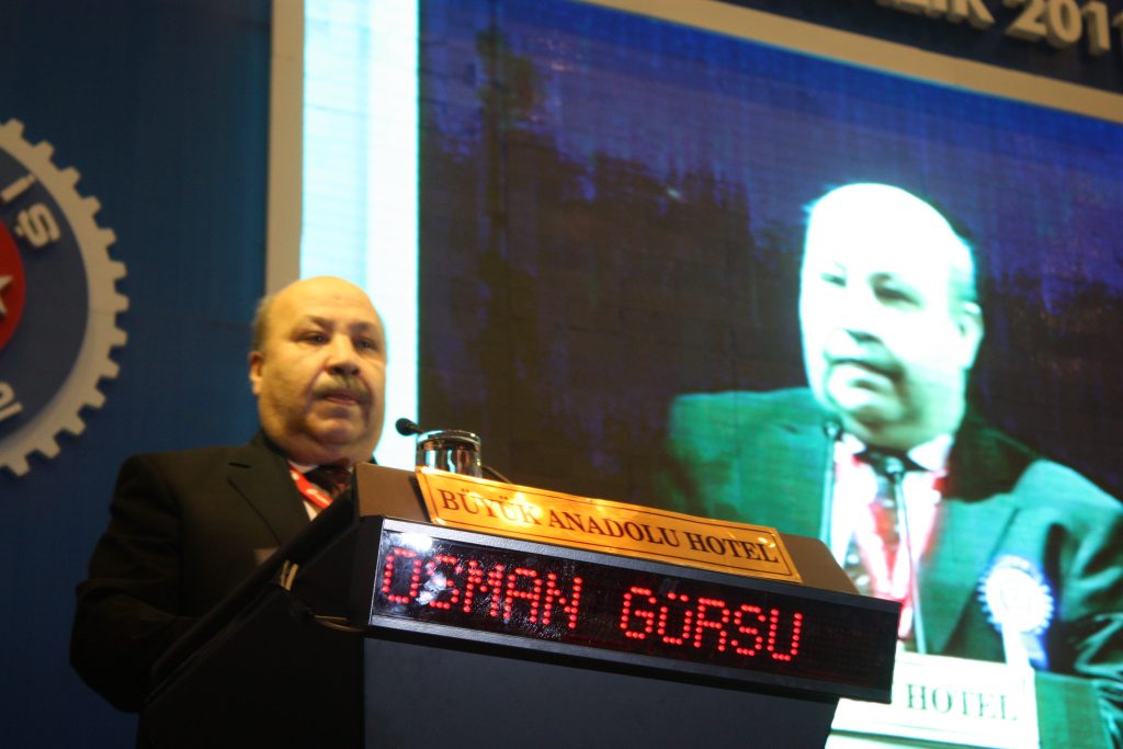 Tez-Koop İş Sendikası Genel Başkanı Gürsu kürsüde