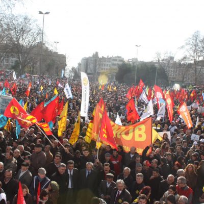 Kamu emekçileri, sağlık çalışanları grevde