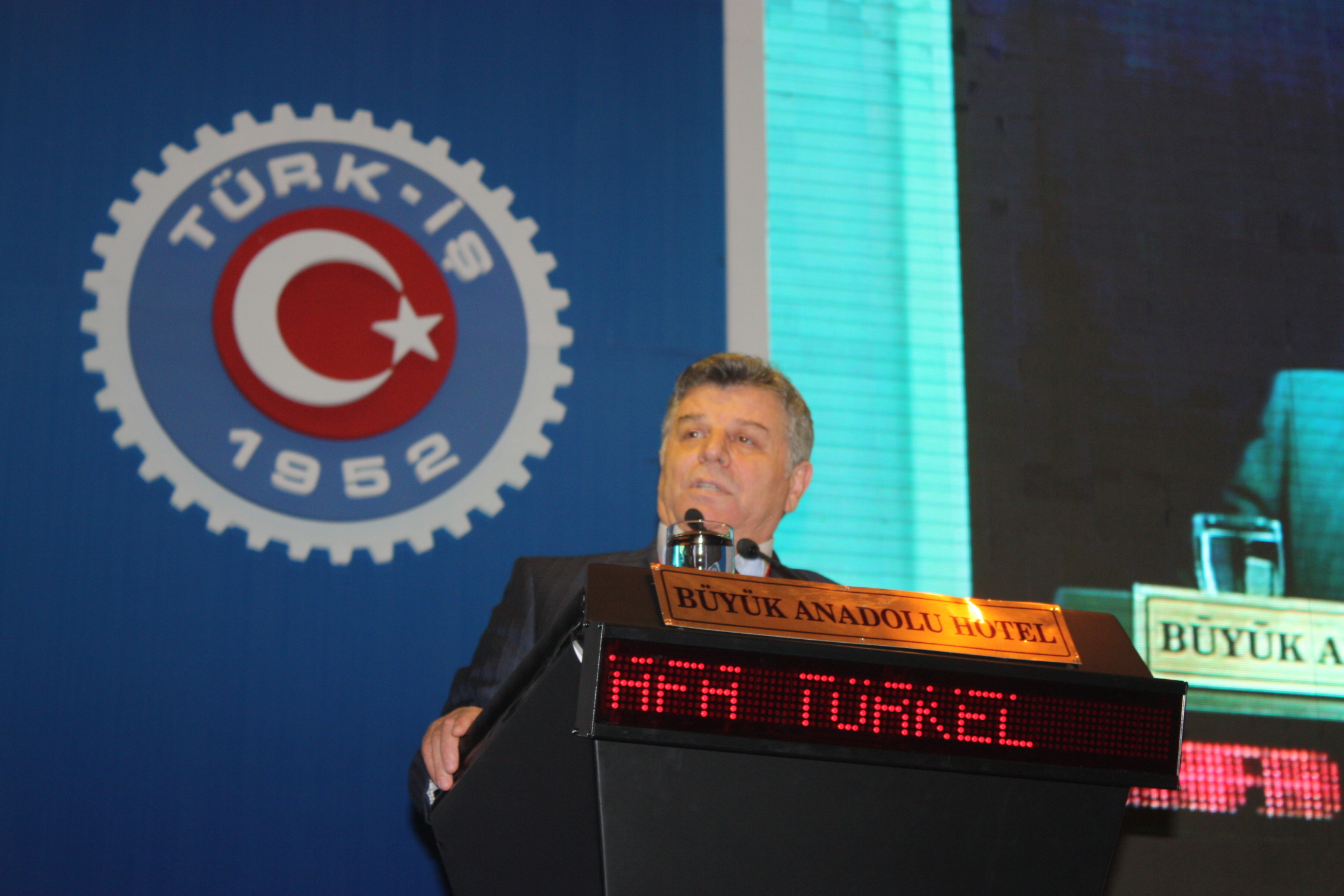 Tekgıda-İş Sendikası Genel Başkanı Türkel kürsüde